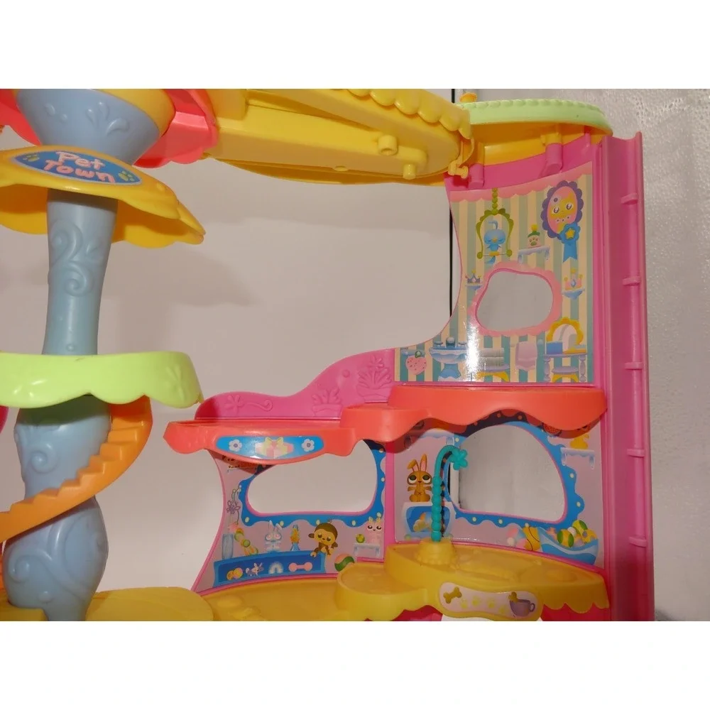 LPS Littlest Pet Shop Round n Round Pet Town No Accessories